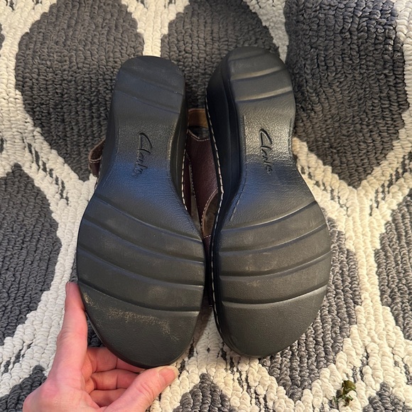 Clarks Bronze Cross-Strap Sandals - Picture 4 of 5